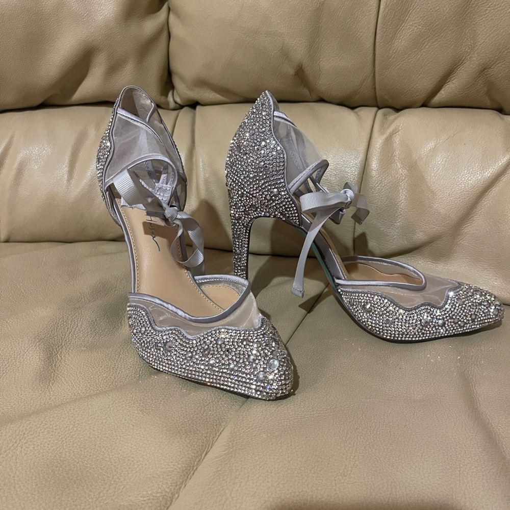 Elegant new Silver with gray mesh Women's Betsy Johnson Heels. 👠